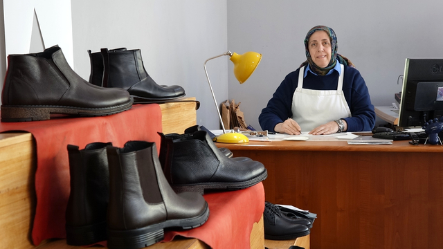Gördüğü ilanla başladığı mesleğinde bölgenin tek kadın ayakkabı tasarımcısı oldu