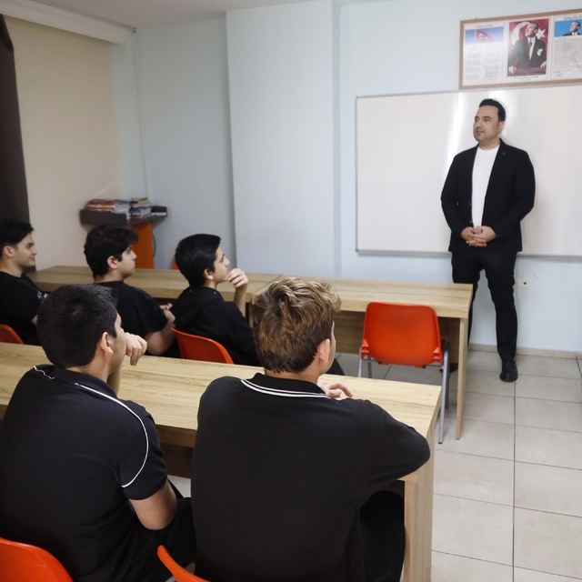 Robot öğretmen Ada'dan erkek öğrencilere: Kadına şiddete sessiz kalmayın