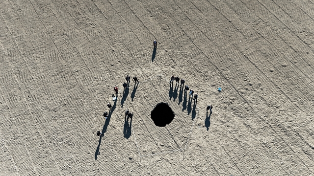 Karaman'da bir tarlada 10 metre çapında obruk oluştu