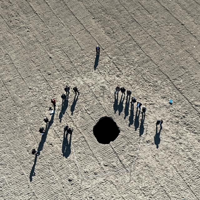 Karaman'da bir tarlada 10 metre çapında obruk oluştu