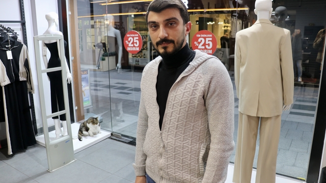 Obez kedi "Dombili" sokağın maskotu oldu