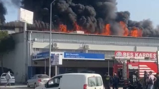 İzmir 4. Sanayi Sitesi'nde yangın; alevler iş yerlerine sıçradı