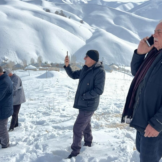 Telefonla konuşmak için karlı yolları aşıyorlar