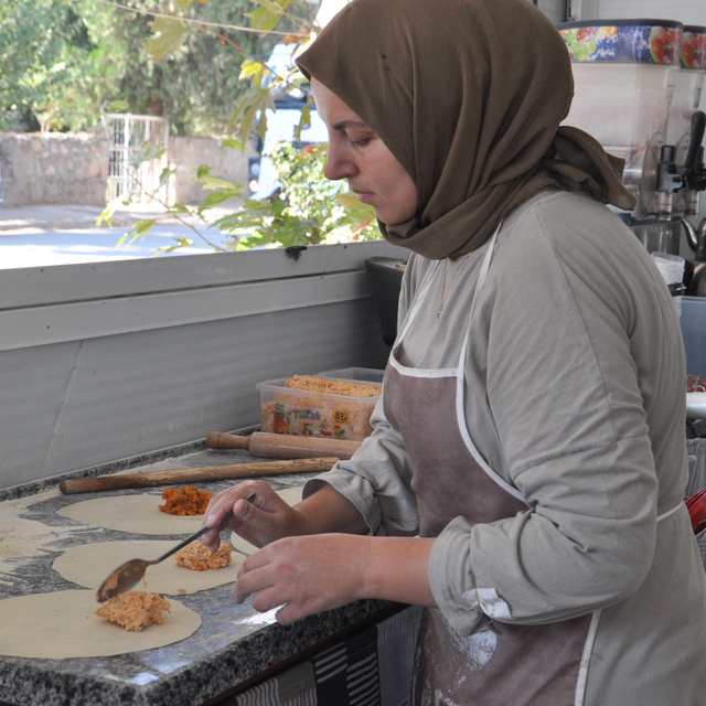 Depremzede öğretmen, annesinden öğrendiği tarifle börekçi oldu