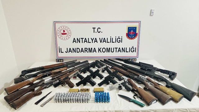 Antalya'da silah kaçakçılığı operasyonunda 10 zanlı yakalandı