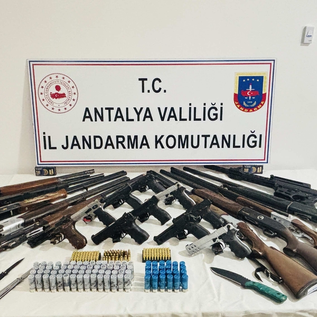 Antalya'da silah kaçakçılığı operasyonunda 10 zanlı yakalandı
