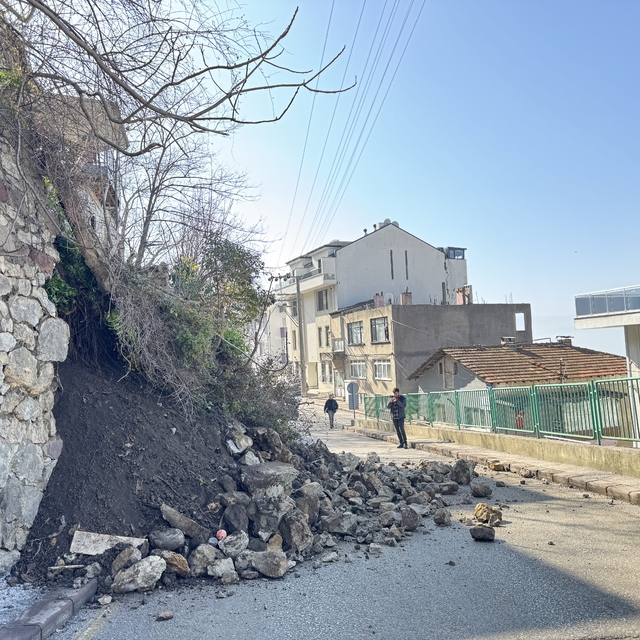 Kocaeli'de istinat duvarının çökmesi nedeniyle bir bina boşaltıldı