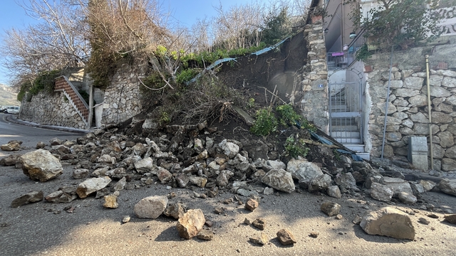 İstinat duvarı çöktü, 3 katlı bina boşaltıldı