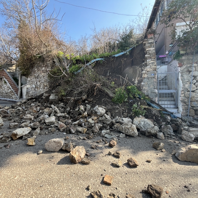 İstinat duvarı çöktü, 3 katlı bina boşaltıldı