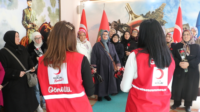 Türk Kızılay gönüllüleri şehit ve gazi ailelerinin Kadınlar Günü'nü kutladı