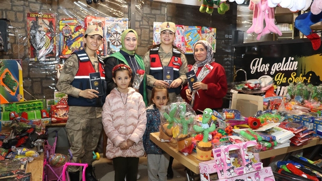 Gaziantep'te jandarma ekiplerinden 8 Mart Dünya Kadınlar Günü kutlaması