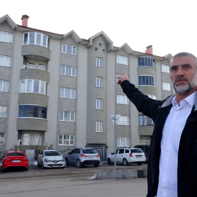 6 katlı binanın çatısından düşmekten, beline bağladığı iple kurtuldu