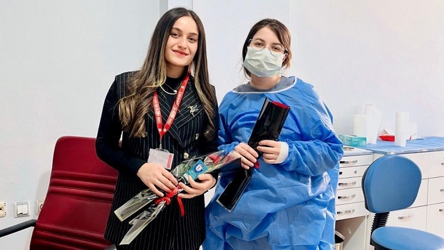 Şırnak'ta kadın sağlık çalışanlarına karanfil dağıtıldı