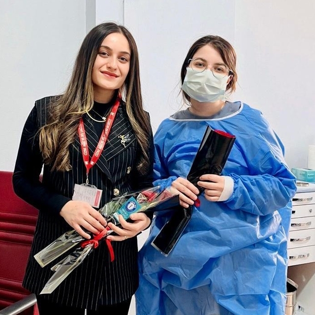 Şırnak'ta kadın sağlık çalışanlarına karanfil dağıtıldı