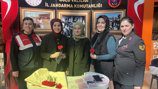 Bolu'da kadın komutanlar 8 Mart Dünya Kadınlar Gününde karanfil dağıttı