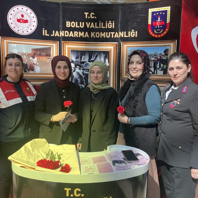 Bolu'da kadın komutanlar 8 Mart Dünya Kadınlar Gününde karanfil dağıttı