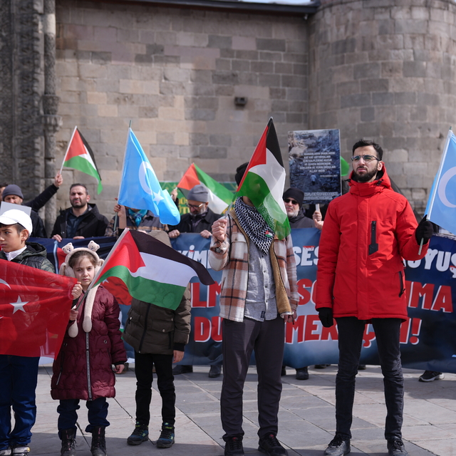 Erzurum'da sağlık çalışanları ramazanda soğuğa rağmen Gazze için yürüdü