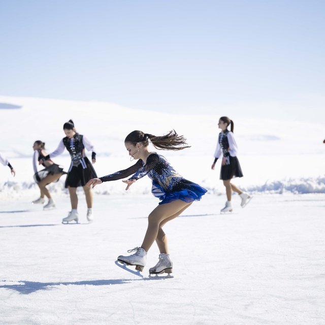 Buzla kaplı Çıldır Gölü üzerinde "Senkronize buz pateni gösterimi" yapıldı