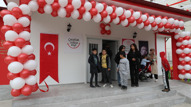 Diyarbakır'da Çocuklar Gülsün Diye Derneğince yaptırılan Narin Anaokulu açıldı