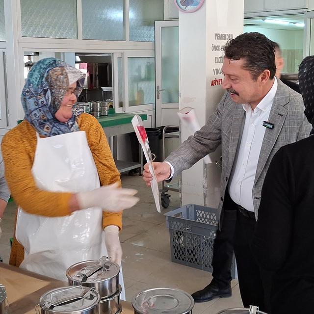 Beypazarı Belediye Başkanı Özer Kasap, kadınların gününü kutladı