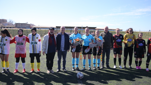 Edirne'de kadın futbol maçı öncesi hakem ekibi ve oyunculara çiçek hediye edildi
