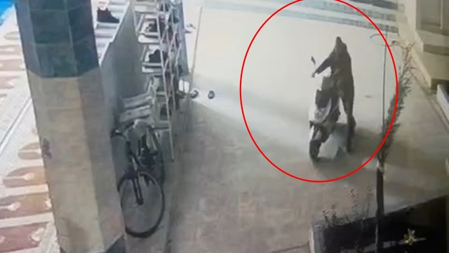 İmamın motosikleti, cami avlusundan çalındı; o anlar kamerada