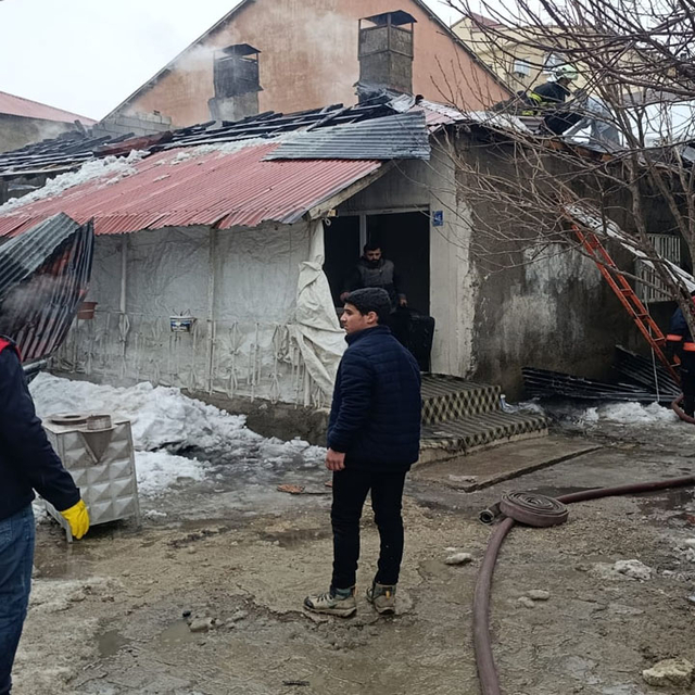 Yüksekova'da evde çıkan yangın söndürüldü