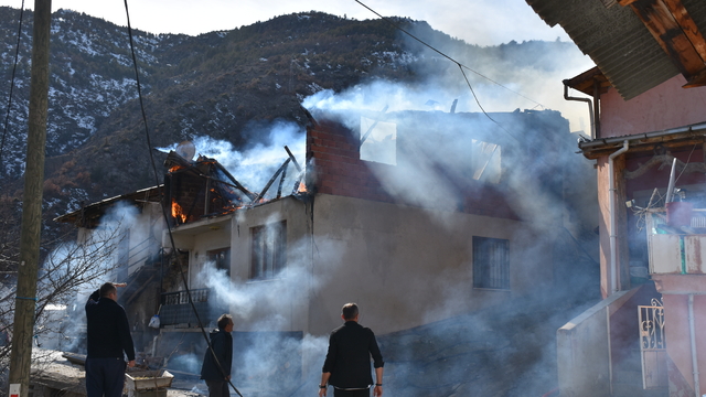 Gümüşhane'de evde çıkan yangın söndürüldü
