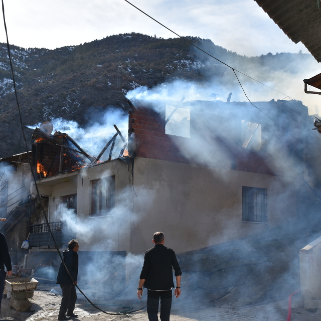 Gümüşhane'de evde çıkan yangın söndürüldü