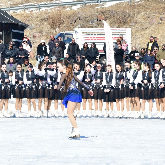 Çıldır Gölü'nde 'Kadınlar Günü'ne özel buz pateni gösterisi