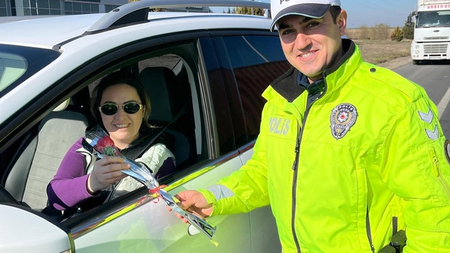 Tekirdağ'da polis ekipleri, kadın sürücülerin gününü kutladı