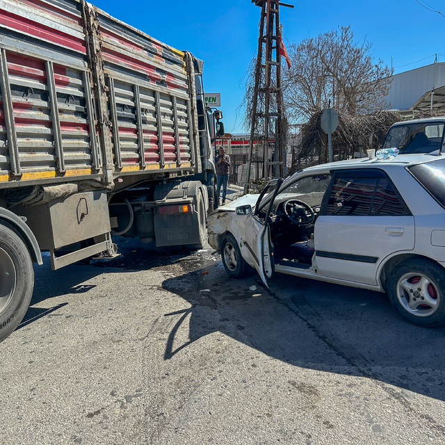 Uşak'ta tırla çarpışan otomobil sürücüsü yaralandı