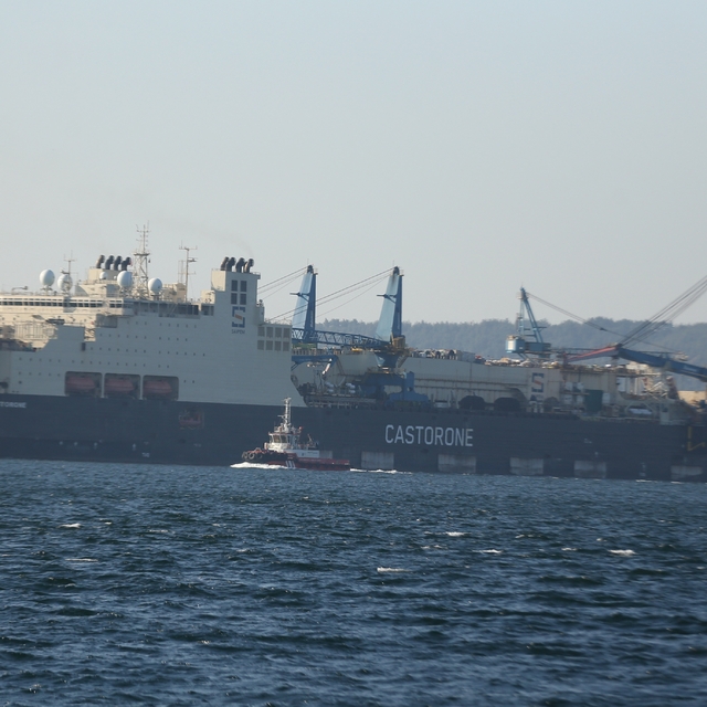 Derin denizde boru indirme gemisi "Castorone" Çanakkale Boğazı'ndan geçti