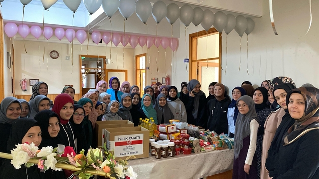 Amasya'da küçük hafızların hazırladığı iyilik paketleri TDV'ye teslim edildi