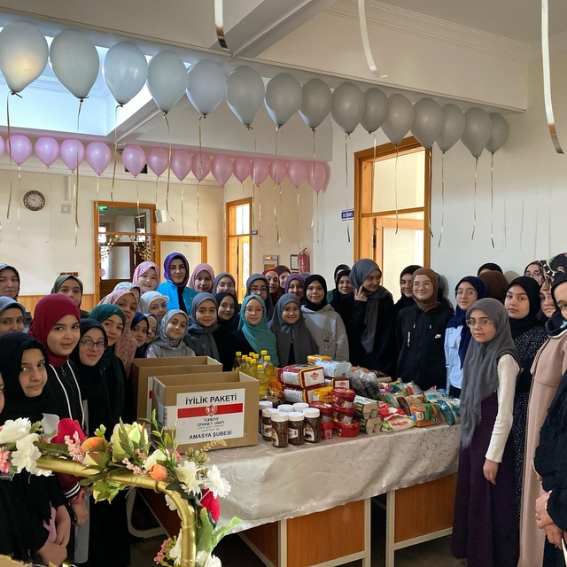 Amasya'da küçük hafızların hazırladığı iyilik paketleri TDV'ye teslim edild...