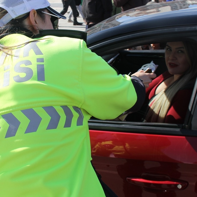 Sivas'ta polisten kadın sürücülere hediye