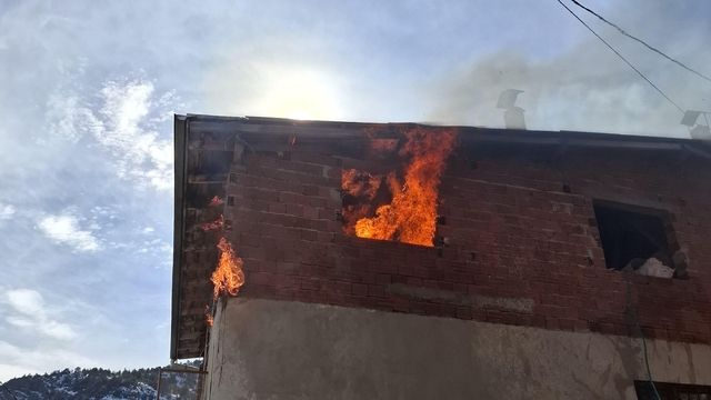 Gümüşhane'de anız ateşi 2 evi yaktı