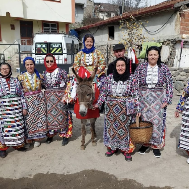 Zile'de geleneksel elbiseli kadınlar 8 Mart Dünya Kadınlar Günü'nü kutladı