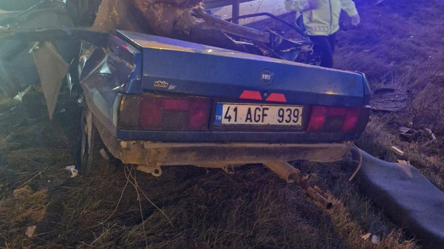 Bolu'da otomobil bariyerlere çarptı: 2 ölü, 1 yaralı