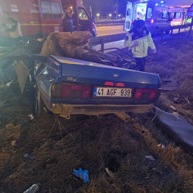 Bolu'da otomobil bariyerlere çarptı: 2 ölü, 1 yaralı