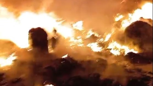 Niğde'de plastik geri dönüşüm tesisindeki yangın söndürüldü