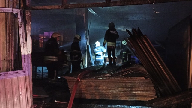 Samsun'da mobilya imalathanesinde çıkan yangın söndürüldü
