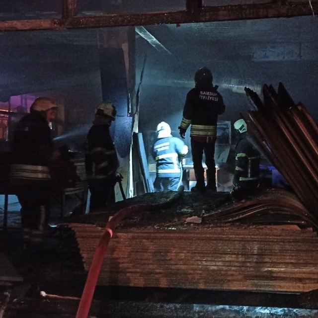 Samsun'da mobilya imalathanesinde çıkan yangın söndürüldü