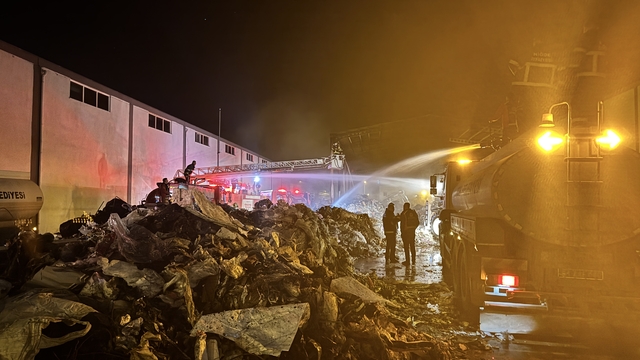 Niğde'de geri dönüşüm fabrikasında çıkan yangın söndürüldü