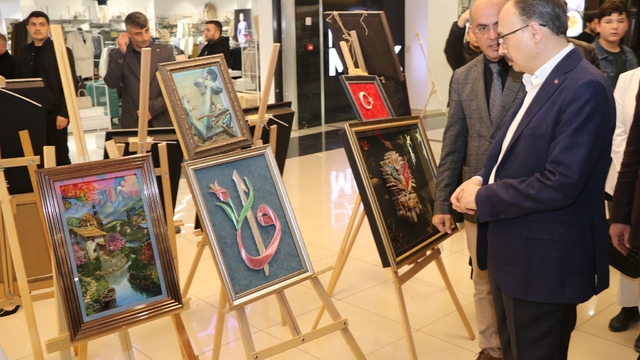 Siirt'te Halk Eğitimi Merkezinin "mart ayı ürün sergisi" açıldı