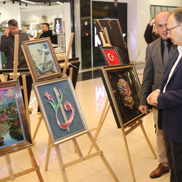 Siirt'te Halk Eğitimi Merkezinin "mart ayı ürün sergisi" açıldı