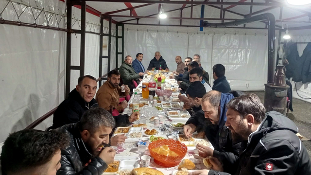 Sarıkamış Belediyesi, yatalak, hasta ve çadıra gelemeyeceklerin iftar yemeğini evlerine götürüyor