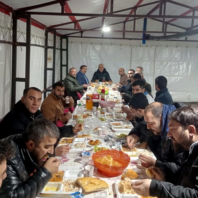 Sarıkamış Belediyesi, yatalak, hasta ve çadıra gelemeyeceklerin iftar yemeğ...