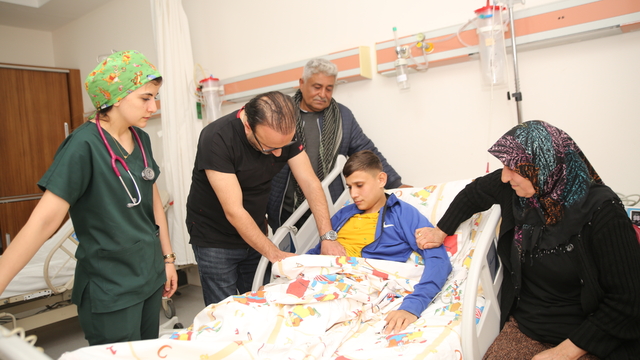 Hataylı genç, kalın bağırsağını taşıyan kolostomi torbasından ameliyatla kurtuldu