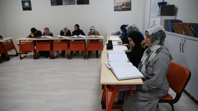 Şanlıurfalı görme engelli kadınlar, mukabele geleneğini Braille alfabesiyle sürdürüyor